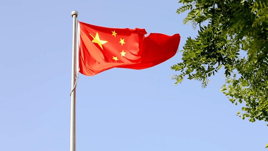 广东光靠他俩撑禁区不现实，若仍要把争冠当目标，该找大外了
